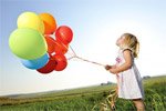 Meisje met ballonnen in de buitenlucht